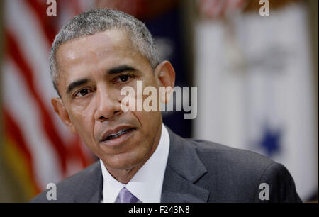 Washington DC, USA. 10 Septembre, 2015. Le président des États-Unis Barack Obama rencontre avec un petit groupe d'anciens combattants et les mères Gold Star pour discuter du nucléaire iranien dans la Roosevelt Room de la Maison Blanche à Washington, DC, le 10 septembre 2015. Crédit : Olivier Douliery/Piscine via CNP /dpa - PAS DE SERVICE DE FIL - Crédit photo : dpa alliance/Alamy Live News Banque D'Images