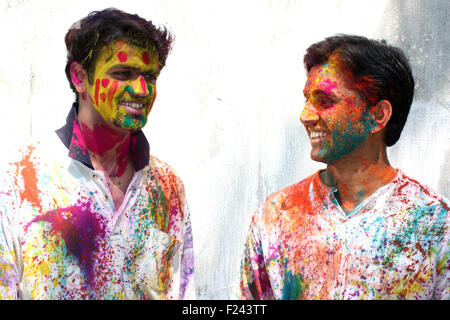 Deux jeunes hommes indiens avec face couverte de poudre colorée, pendant la fête de holi en Inde. Banque D'Images