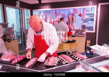 Les bouchers compteur dans la boutique de la ferme à la nouvelle station de Gloucester sur l'autoroute M5, au Royaume-Uni, est un bâtiment avec un toit vert, qui sert d'identification eco et vend des produits locaux. Banque D'Images