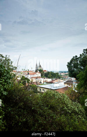 Vue de la ville de Brno à partir du château de Spielberg, avec la cathédrale de st. Petr et Paul Banque D'Images