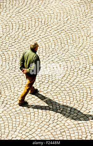 Vieil homme marche, vue de dessus Banque D'Images