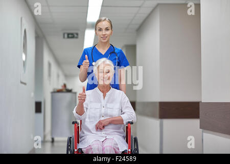 Nurse with senior woman in wheelchair at hospital Banque D'Images