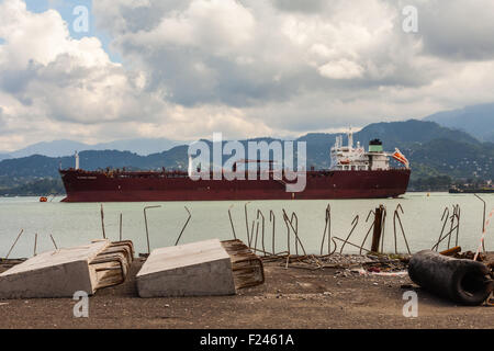 BATUMI, GÉORGIE - 20 juillet 2015 : Le port de Batoumi. Avec une population de 190 000 Batumi sert comme un port important et a comme Banque D'Images