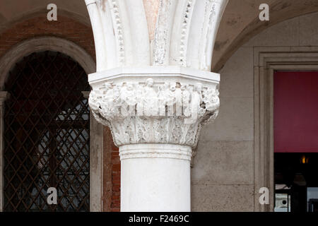 Une cuisine typique et classique de colonnes corinthiennes de Venise Banque D'Images