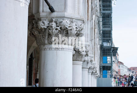 Une cuisine typique et classique de colonnes corinthiennes de Venise Banque D'Images