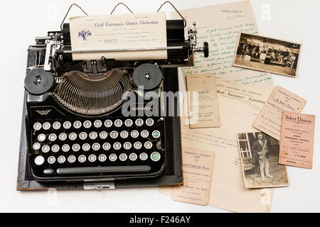 Vieille machine à écrire allemand faite par Klein, modèle continental Wanderer de 1938. La diffusion de lettres, photos et programmes des orchestres de danse des années 1920 Banque D'Images