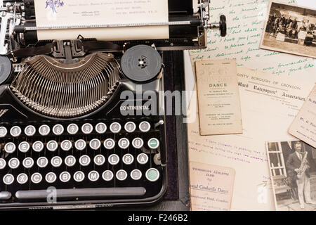 Vieille machine à écrire allemand faite par Klein, modèle continental Wanderer de 1938. La diffusion de lettres, photos et programmes des orchestres de danse des années 1920 Banque D'Images