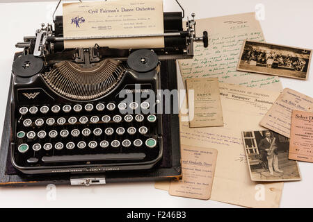 Vieille machine à écrire allemand faite par Klein, modèle continental Wanderer de 1938. La diffusion de lettres, photos et programmes des orchestres de danse des années 1920 Banque D'Images