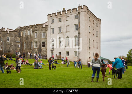 Les personnes bénéficiant d'un concours amateur dog show à Picton Castle, Pembrokeshire, Pays de Galles de l'Ouest, Royaume-Uni Banque D'Images