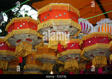 Lanternes artisanales mis en vente dans une boutique de la rue indienne à l'occasion de Diwali festival, un jour nuageux. Banque D'Images
