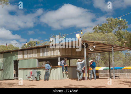 Cowboys à un bush bar mis en place pour l'Eureka Creek Rodeo, Queensland du nord, Australie Banque D'Images