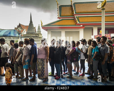 Bangkok, Bangkok, Thaïlande. Sep 11, 2015. Les gens en file pendant une distribution de nourriture pour les pauvres membres de la communauté de Wat Kalayanamit dans la section de Thonburi Bangkok. La distribution alimentaire est une façon courante de faire le mérite dans les temples bouddhistes chinois. Wat Kalayanamit, un temple Theravada thaïlandais, a été fondée par un Chinese-Thai famille dans les années 1820 et observe les deux traditions bouddhistes thaïlandais et chinois. La distribution alimentaire n'était pas liée au temple en vue d'expulser des personnes qui vivent dans les jardins du temple, mais bien des gens à la distribution alimentaire vivent dans les maisons le temple des plans pour r Banque D'Images