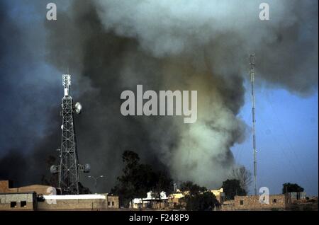 Sanaa, Yémen. Sep 11, 2015. La fumée monte à partir de la station de télévision officielle du Yémen qui a été touchée par les frappes aériennes de la coalition dirigée par les forces armées de l'Arabie, à Sanaa, Yémen, le 11 septembre 2015. Credit : Hani Ali/Xinhua/Alamy Live News Banque D'Images