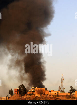 Sanaa, Yémen. Sep 11, 2015. La fumée monte à partir de la station de télévision officielle du Yémen qui a été touchée par les frappes aériennes de la coalition dirigée par les forces armées de l'Arabie, à Sanaa, Yémen, le 11 septembre 2015. Credit : Hani Ali/Xinhua/Alamy Live News