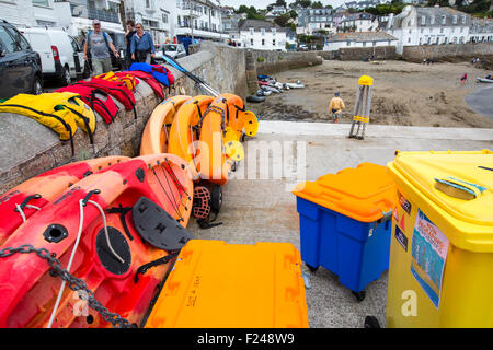 S'asseoir sur les kayaks à louer à St Mawes, Cornwall, UK. Banque D'Images