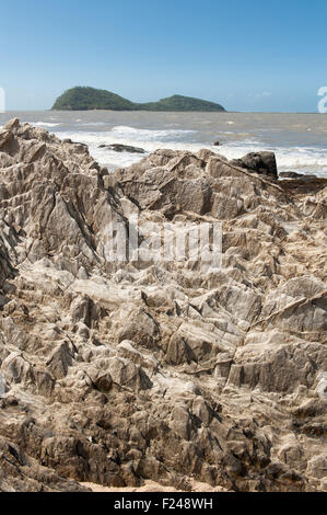 L'estran rocheux de la plage principale de Palm Cove au nord de Cairns, Queensland, Australie avec vue sur l'île Reef Double Banque D'Images