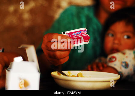 Guatemala, San Bartolo, mère de la préparation des aliments nutritionnels complémentaires (Rosa Margarita Torres Perez 2 ans 4 mois,Elvia Perez Sontay 31) Banque D'Images