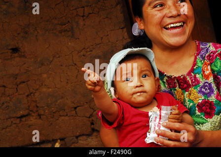 Guatemala, San Bartolo, mère de donner des aliments complémentaires à l'enfant (plumpy nut Osber danilo sontay Ramirez 11 mois, Candelaria Sandiega Ramirez Ramires 23 ans) Banque D'Images