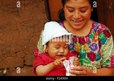 Guatemala, San Bartolo, mère de donner des aliments complémentaires à l'enfant (plumpy nut Osber danilo sontay Ramirez 11 mois, Candelaria Sandiega Ramirez Ramires 23 ans) Banque D'Images