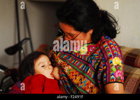 Guatemala, San Cristobal Totonicapan, allaitement maternel mère baby boy ( Miguel Angel Xicay Vasquez 2 ans, Faustine Vicenta vasquez Vasquez 34 ans) Banque D'Images