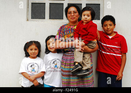 Guatemala, San Cristobal Totonicapan, la mère et les enfants en face de la maison Xicay ( Miguel Angel Vasquez 2 ans, Faustine Vicenta vasquez Vasquez 34 ans) Banque D'Images