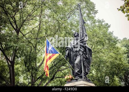 Barcelone, Catalogne, Espagne. Sep 11, 2015. Le monument de Rafael Casanova est décoré d'un "drapeau estelada' sur la Catalogne, la fête nationale © Matthias Rickenbach/ZUMA/Alamy Fil Live News Banque D'Images