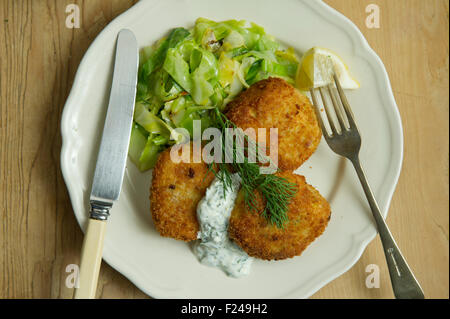 Fishcakes épicé avec le chou et la sauce tartare. Un repas de fruits de mer propose une cuisine britannique de la farine de poisson plat repas petite assiette manger manger Banque D'Images