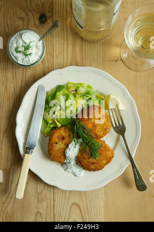 Fishcakes épicé avec le chou et la sauce tartare. Un repas de fruits de mer propose une cuisine britannique de la farine de poisson plat repas petite assiette manger manger Banque D'Images