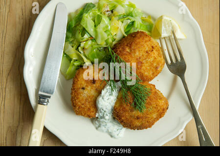 Fishcakes épicé avec le chou et la sauce tartare. Un repas de fruits de mer propose une cuisine britannique de la farine de poisson plat repas petite assiette manger manger Banque D'Images