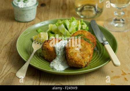 Fishcakes épicé avec le chou et la sauce tartare. Un repas de fruits de mer propose une cuisine britannique de la farine de poisson plat repas petite assiette manger manger Banque D'Images