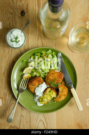 Fishcakes épicé avec le chou et la sauce tartare. Un repas de fruits de mer propose une cuisine britannique de la farine de poisson plat repas petite assiette manger manger Banque D'Images