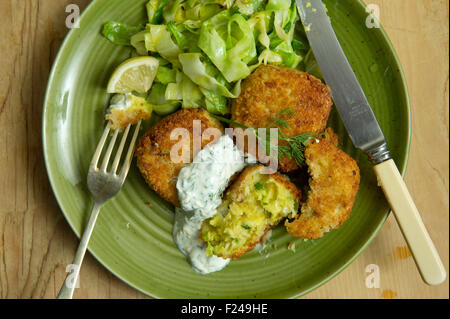 Fishcakes épicé avec le chou et la sauce tartare. Un repas de fruits de mer propose une cuisine britannique de la farine de poisson plat repas petite assiette manger manger Banque D'Images