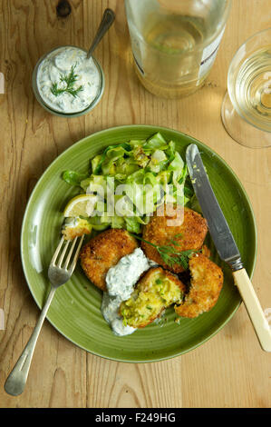 Fishcakes épicé avec le chou et la sauce tartare. Un repas de fruits de mer propose une cuisine britannique de la farine de poisson plat repas petite assiette manger manger Banque D'Images