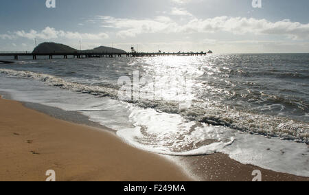 Lit l'île Reef, Beach et Ocean Pier à Palm Cove, le Queensland du nord, Australie, tôt le matin Banque D'Images