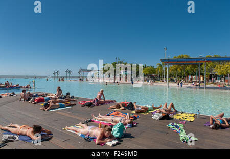 Les gens de soleil et la natation dans la lagune de l'Esplanade, Cairns, Queensland, Australie Banque D'Images