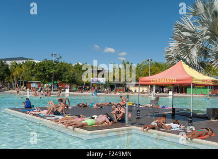 Les gens de soleil et la natation dans la lagune de l'Esplanade, Cairns, Queensland, Australie Banque D'Images