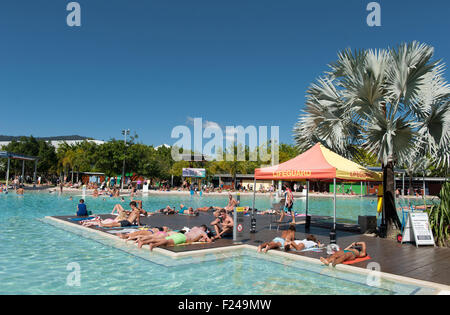 Les gens de soleil et la natation dans la lagune de l'Esplanade, Cairns, Queensland, Australie Banque D'Images