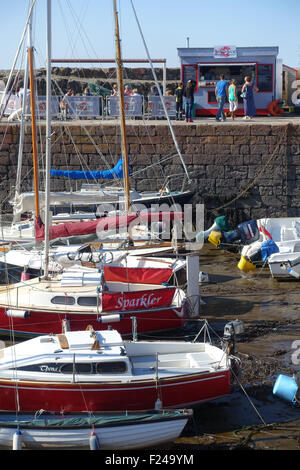 Bateaux amarrés dans le port à marée basse et le homard Shack en arrière-plan Banque D'Images