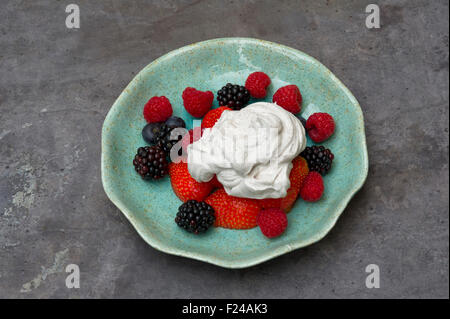 Nourriture de régime paléo paléo, crème avec une sélection de fruits de baies, supposé fondé sur 'homme des cavernes paléolithiques des aliments. un dessert britannique Banque D'Images