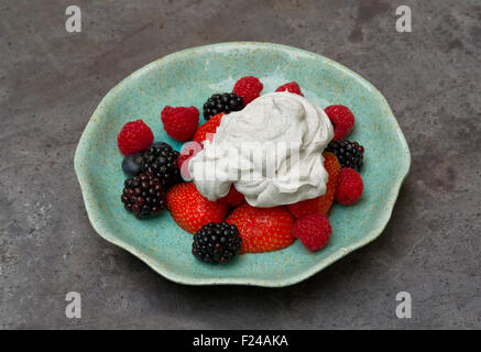 Nourriture de régime paléo paléo, crème avec une sélection de fruits de baies, supposé fondé sur 'homme des cavernes paléolithiques des aliments. un dessert britannique Banque D'Images