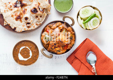 Avec un déjeuner indien Paneer tikka masala, Dal Makhani, Naan, chutney et salade. Banque D'Images
