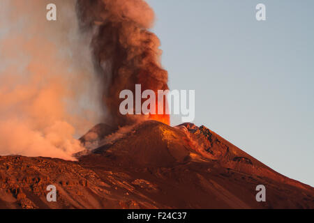 Le plus haut volcan en éruption en Europe Banque D'Images