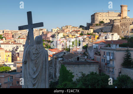 Silhouette de Jésus Christ statue avec croix en tant que partie de l'extérieur de la cathédrale de Saint Francesco Gaeta, Italie ville vieille Banque D'Images