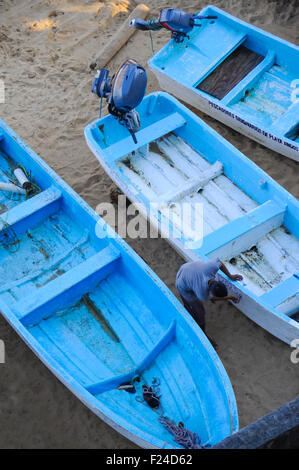 Bateaux de pêche sur la plage de Playa La Angosta situé dans une petite anse ouvrant directement dans l'océan Pacifique à Acapulco, Mexique. Banque D'Images