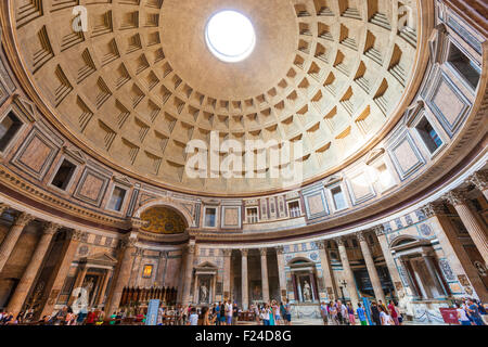 Le Panthéon temple de dieux romains et l'église espace intérieur Piazza della Rotonda Roma Rome Lazio Italie Europe de l'UE Banque D'Images