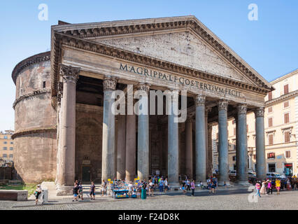 Le Panthéon temple de dieux romains et l'église façade extérieure Piazza della Rotonda Roma Rome Lazio Italie Europe de l'UE Banque D'Images