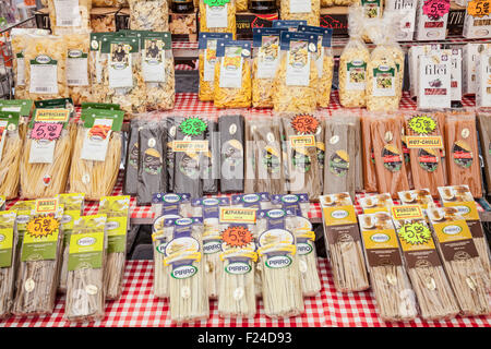 Différents types de pâtes en vente sur un étal du marché de la Piazza Campo de' Fiori Rome Italie roma Lazio Italie Europe de l'UE Banque D'Images