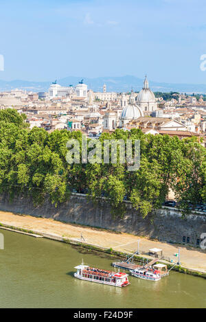 Voir des églises et les dômes de la ville rome montrant Victor Emmanuel II monument à la distance Rome Italie Europe roms de l'UE Banque D'Images