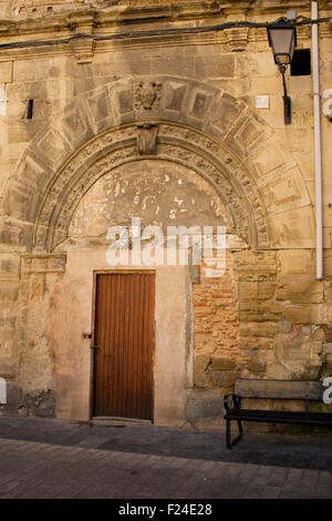 Vieille porte dans la rue espagnol à Los arcos Banque D'Images