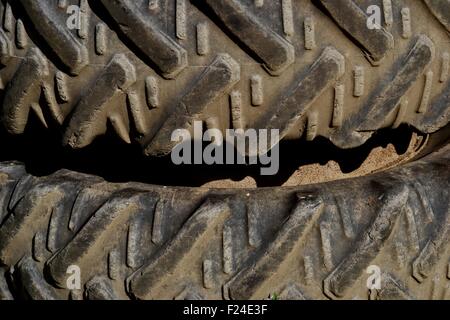 Deux gros pneus de tracteur close up Banque D'Images